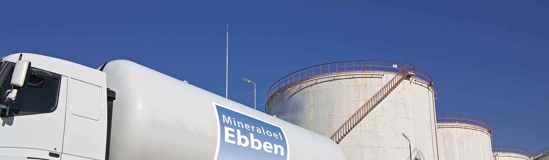 Ebben-Tankfahrzeug vor Tanklager