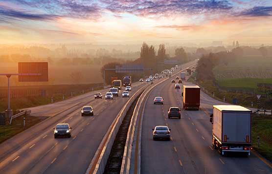 Dichter Verkehr auf einer Autobahn